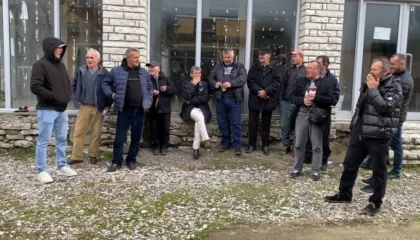 ‘Pa ujë, pa drita, pa rrugë’, banorët e Këlcyrës shpërthejnë në protestë, paralajmërojnë bllokimin e aksit nacional