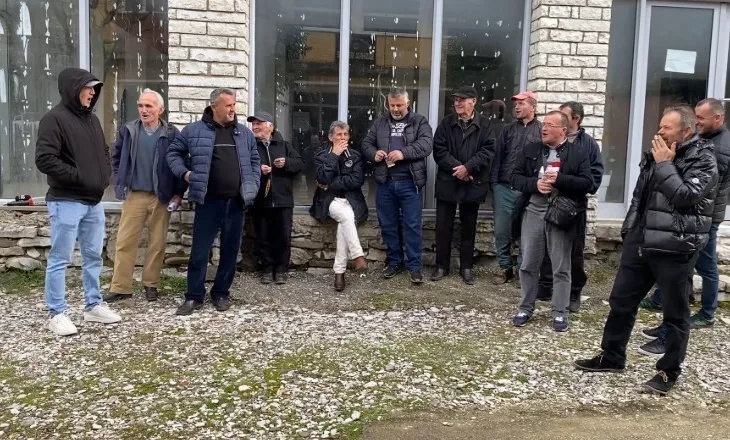 ‘Pa ujë, pa drita, pa rrugë’, banorët e Këlcyrës shpërthejnë në protestë, paralajmërojnë bllokimin e aksit nacional