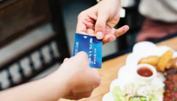 Pagesat me kartë arritën rekord të ri në 2025, për herë të parë kaluan tërheqjet cash në ATM