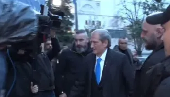 Pak minuta para protestës kombëtare, Berisha mbërrin në selinë e PD, pritet me brohorima nga simpatizantët