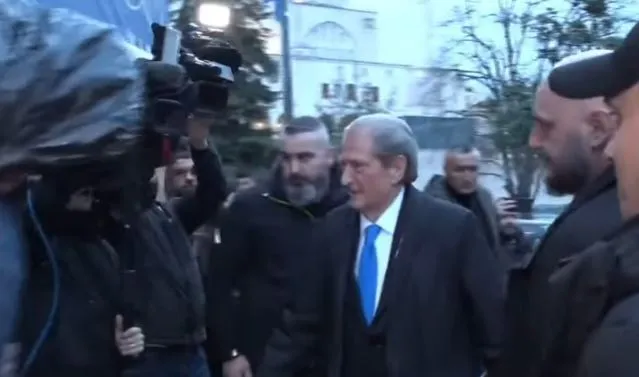 Pak minuta para protestës kombëtare, Berisha mbërrin në selinë e PD, pritet me brohorima nga simpatizantët