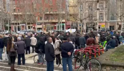 Pak para nisjes së seancës plenare, banorët e Rrjollit dhe të Durrësit protestojnë përpara Parlamentit