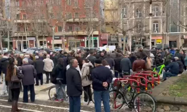 Pak para nisjes së seancës plenare, banorët e Rrjollit dhe të Durrësit protestojnë përpara Parlamentit