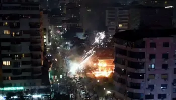 Pamje me dron/ “Shi” fishekzjarrësh dhe molotovësh, momenti kur protestuesit e PD i vënë flakën vilës së ish-diktatorit Enver Hoxha