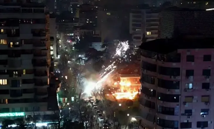 Pamje me dron/ “Shi” fishekzjarrësh dhe molotovësh, momenti kur protestuesit e PD i vënë flakën vilës së ish-diktatorit Enver Hoxha