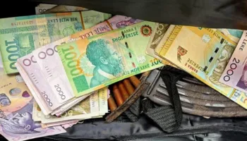 Pamje nga arrestimi/ Hyri në bankë i armatosur, shkoi te arka dhe mori 20 milionë lekë