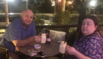 Pamje shqetësuese/ Dy personazhet e njohur trondisin rrjetin: Sonida gjysmë nudo në krevat, Genardi e filmon dhe publikon videon