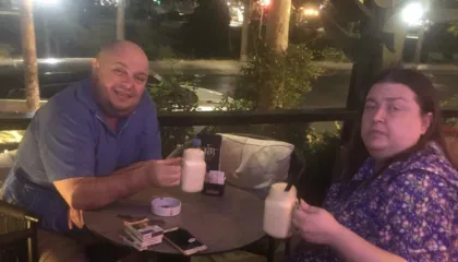 Pamje shqetësuese/ Dy personazhet e njohur trondisin rrjetin: Sonida gjysmë nudo në krevat, Genardi e filmon dhe publikon videon