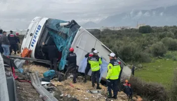 Pamje të rënda/ Autobusi del nga rruga dhe përmbyset, 8 të vdekur dhe 26 të plagosur