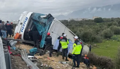 Pamje të rënda/ Autobusi del nga rruga dhe përmbyset, 8 të vdekur dhe 26 të plagosur
