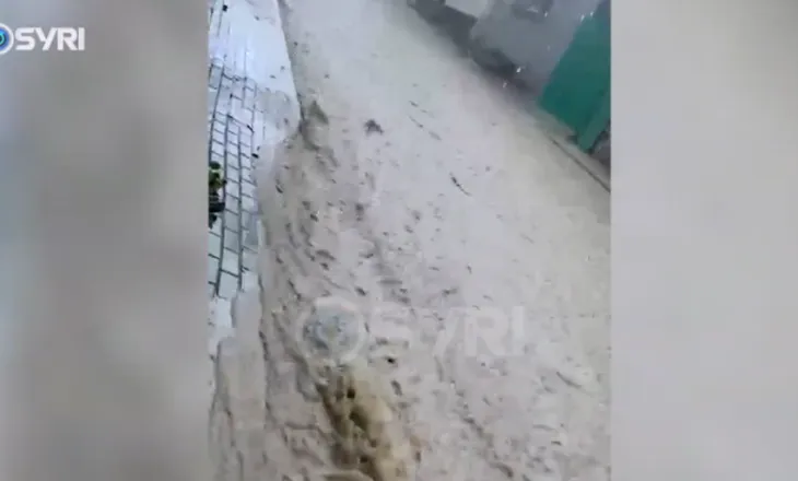 Pamjet e frikshme nga Durrësi/ Rrëshqitje dherash në Currila, bllokohet rruga