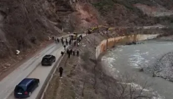 Pamjet me dron nga ‘Kthesa e Dragostunjës’, trafiku kilometrik i makinave në pritje të hapet rruga