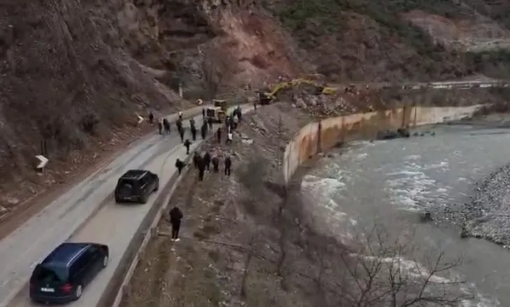 Pamjet me dron nga ‘Kthesa e Dragostunjës’, trafiku kilometrik i makinave në pritje të hapet rruga