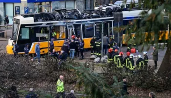 PAMJET/ Momenti kur tramvaji del nga shinat dhe përplaset me dyqanin në Milano, 1 viktimë