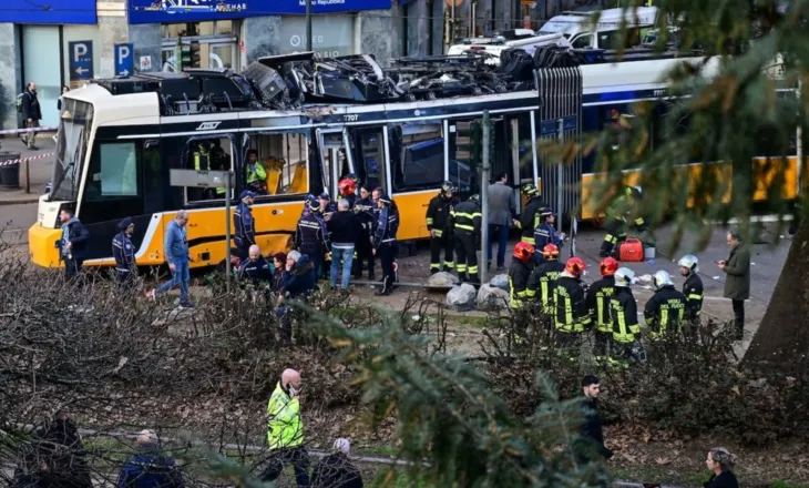 PAMJET/ Momenti kur tramvaji del nga shinat dhe përplaset me dyqanin në Milano, 1 viktimë