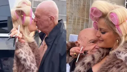 Pamjet virale/ Bebe Rexha puth në buzë një burrë të moshuar