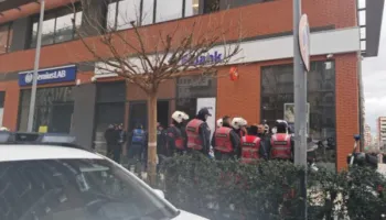 Panik në bankën e nivelit të dytë në Tiranë, një person me kallash tenton të grabisë paratë (Emri)