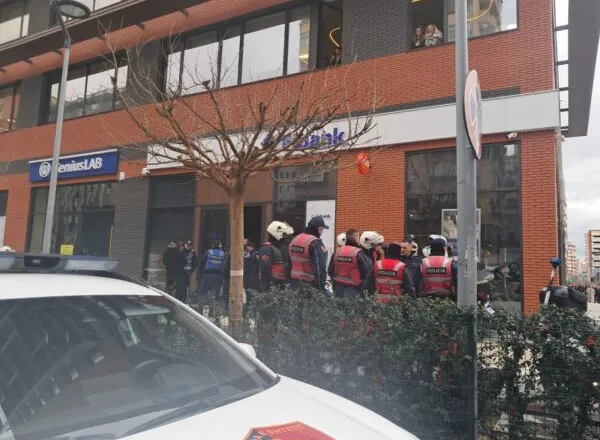 Panik në bankën e nivelit të dytë në Tiranë, një person me kallash tenton të grabisë paratë (Emri)