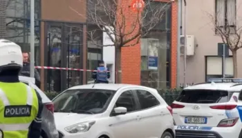 Panik në bankën e nivelit të dytë në Tiranë pas të shtënave me armë, një person me kallash tenton të grabisë paratë