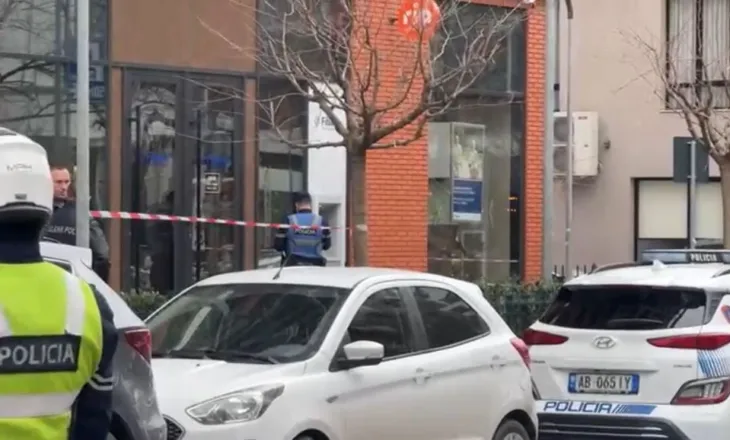 Panik në bankën e nivelit të dytë në Tiranë pas të shtënave me armë, një person me kallash tenton të grabisë paratë