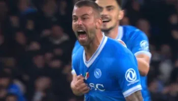 “Paqe” në “Diego Armando Maradona” mes Napolit dhe Romës për pjesën e parë, një ish ndëshkon verdhekuqtë (video)