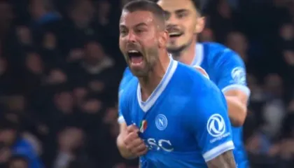 “Paqe” në “Diego Armando Maradona” mes Napolit dhe Romës për pjesën e parë, një ish ndëshkon verdhekuqtë (video)