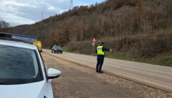 Para dy ditësh u ndalua qarkullimi prej shembjes së gurëve, aksi Librazhd–Korçë i bllokuar gjatë natës, shkak punimet