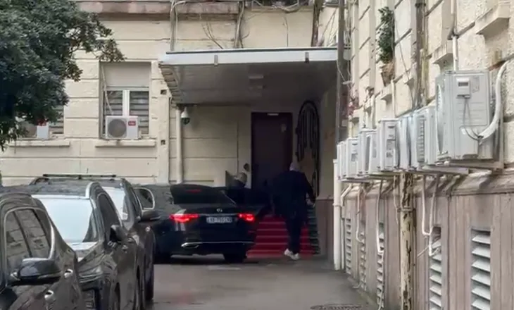 Para nisjes në Bruksel, Edi Rama mbledh grupin parlamentar, e pranishme dhe Balluku