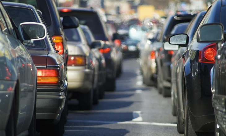 Paradoksi shqiptar: Më pak popullsi, më shumë trafik…