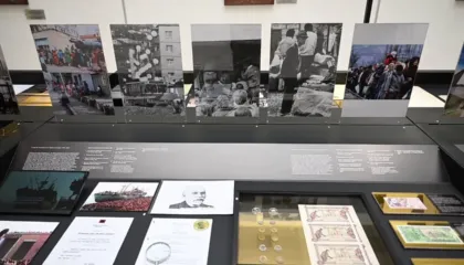 “Paraja rrëfen” në Kosovë, ekspozitë për historinë 100-vjeçare të lekut, monedhës sonë shtetërore