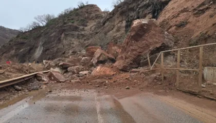 “Paralizohet” qarkullimi në Librazhd-Qafë Thanë, bllokohet ambulanca, pacientja kalohet përmes lumit me barrelë (VIDEO)