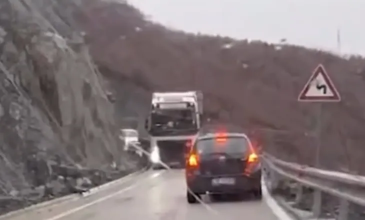 “Paralizohet” rruga drejt juglindjes, probleme edhe në segmentin alternativ të ARRSH-së, bllokohen tre trajlera