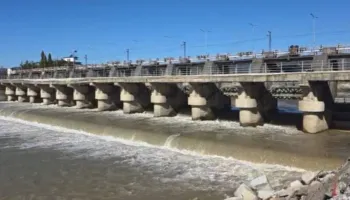 Paraqesin rrezik për stabilitetin e saj/ Ndalohet kalimi i mjeteve të rënda në një urë mbi lumin Shkumbin në Peqin