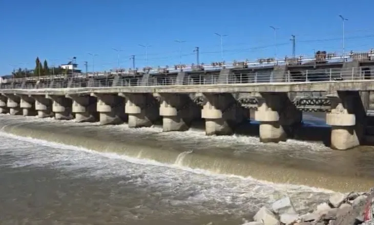 Paraqesin rrezik për stabilitetin e saj/ Ndalohet kalimi i mjeteve të rënda në një urë mbi lumin Shkumbin në Peqin
