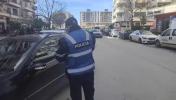 Parkimi i dyfishtë dhe zaptimi i hapësirës publike, gjoba ndaj atyre që nuk respektojnë rregullat