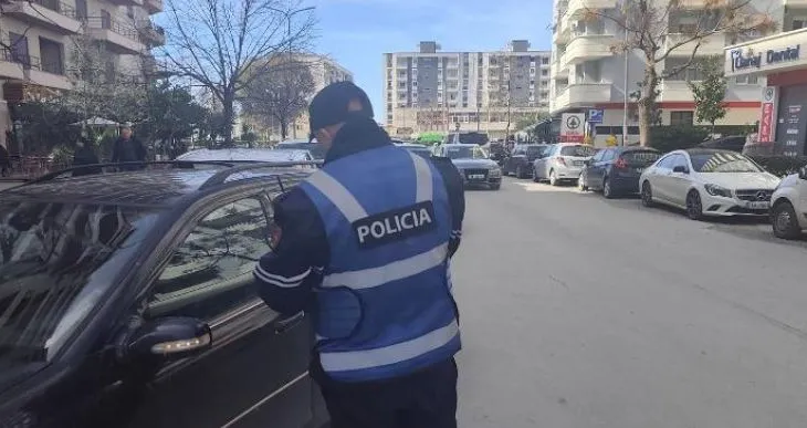 Parkimi i dyfishtë dhe zaptimi i hapësirës publike, Policia aksion në Vlorë, bllokohen disa automjete