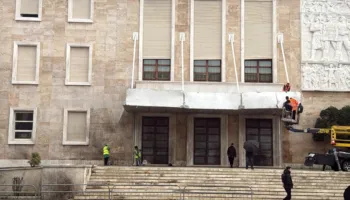 Partia Demokratike bëhet gati për tubimin, ‘blindohet’ godina e Kryeministrisë