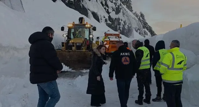 Pas 4 ditësh i bllokuar nga ortekët, hapet aksi Theth–Bogë