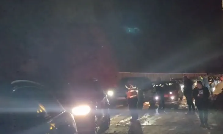 Pas 7 orësh bllokim, hapet për qarkullim aksi Librazhd-Përrenjas