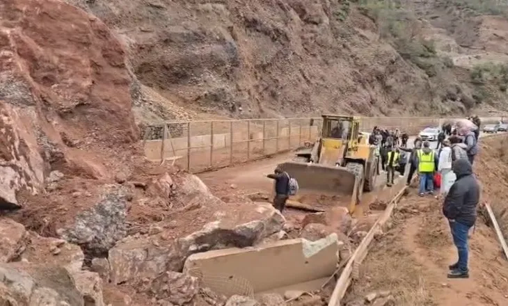 Pas 7 orësh bllokimi nga rrëshqitja e masivit shkëmbor, hapet rruga Librazhd-Prrenjas
