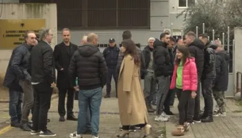 Pas 7 të miturve, Gjykata e Tiranës liron nga burgu 14 protestues