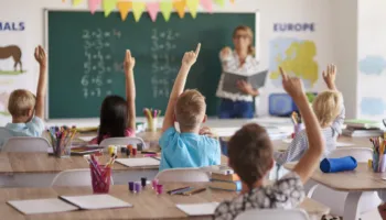 Pas administratës dhe mjekëve, propozohet rritje pagash me 2.5% edhe për 36 mijë mësues dhe edukatorë