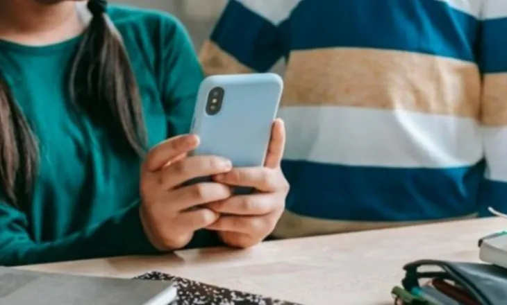 Pas Francës edhe Spanja ndalon rrjetet sociale për fëmijët nën 16-vjeç, kryeministri Sanchez: Janë shumë të ekspozuar ndaj abuzimit e dhunës