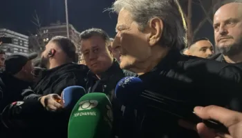 Pas hedhjes së molotovëve nga protestuesit, Berisha: Ky është një tubim paqësor