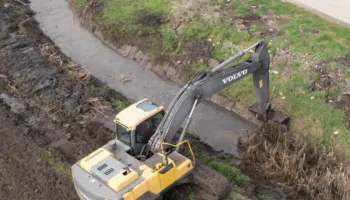 Pas përmbytjeve, aksion për pastrimin e kanaleve kulluese në Lushnjë