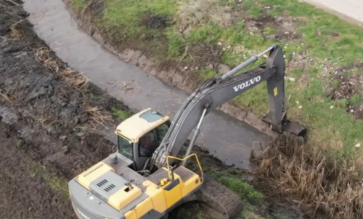 Pas përmbytjeve, aksion për pastrimin e kanaleve kulluese në Lushnjë