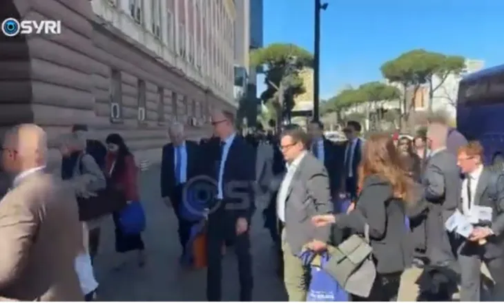 Pas takimit me Berishën/ Përfaqësuesit e PPE mbërrijnë në Kryesinë e Kuvendit