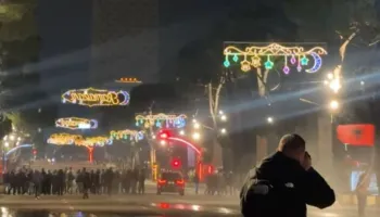 Pas zjarrit te ish-vila e Enver Hoxhës, Berisha largohet me mjetin e tij, protestuesit ende te Kryeministria