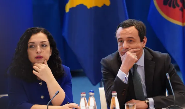 Pavarësia / Osmani: Kosova u ndërtua mbi sakrificën e brezave; Kurti: Lëvizja pa viza dhe aplikimi në BE, arritje që na bëjnë krenarë