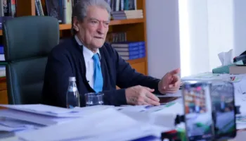 PD akuzoi policinë se hodhi gaz lotsjellës brenda selisë blu, Berisha paralajmëron: Do ketë sulme asgjësuese në selitë e PS në gjithë vendin